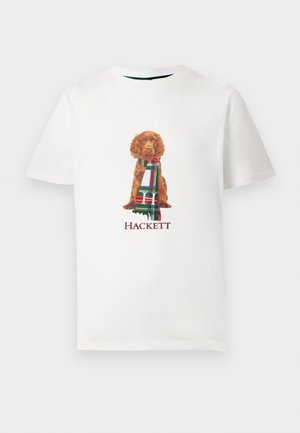 Biała bawełniana koszulka z ilustracją brązowego psa w kratkowanym szaliku, z napisem "HACKETT" nadrukowanym poniżej w burgundowym kolorze.