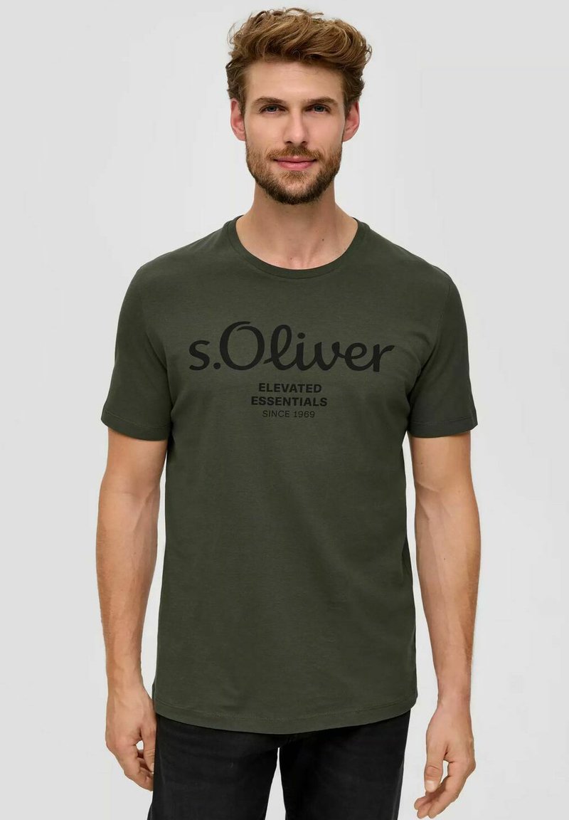 Olivenfarbener Baumwoll-T-Shirt mit Rundhalsausschnitt, kurzen Ärmeln und einem großen schwarzen Drucklogo mit Text auf der Vorderseite.