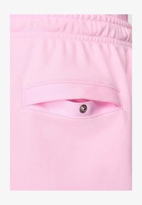 Niewybrane, pink foam pink foam white