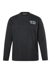 Svart långärmad T-shirt i bomull, med vit logotext "PETE'S PLACE" på övre vänstra sidan. Slät textur.