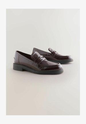 Dunkelburgunderfarbene Slipper aus Lackleder mit abgerundeter Spitze, doppelten Riemen über dem Rist und einer niedrigen, strukturierten schwarzen Sohle.