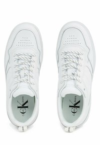 Sneaker bianche in pelle liscia, con punta perforata, cuciture grigie a contrasto e lacci bianco e nero. Interno testurizzato e etichetta sul tallone.