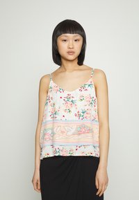 Top sem mangas com padrão floral, apresentando um decote em V, tecido leve e uma faixa estampada rosa na bainha, tudo sobre um fundo branco.