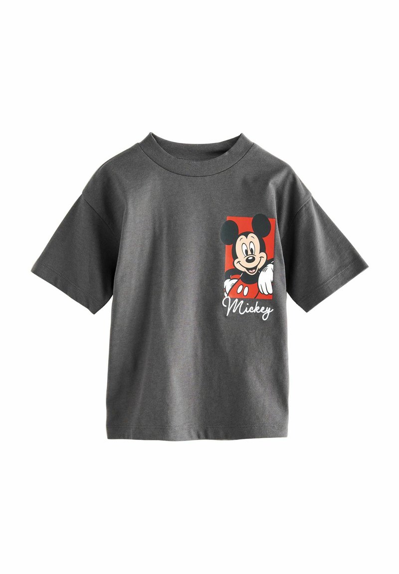 Šedé bavlněné tričko s krátkým rukávem, na kterém je barevná potisk pošťáka Mickey Mouse a jméno "Mickey" napsané bílým písmem.
