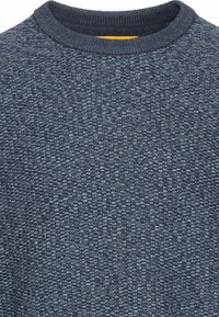 Marineblauer Pullover mit strukturiertem Strickmuster. Besitzt einen Rundhalsausschnitt mit geripptem Kragen und kontrastierender Innenverkleidung.