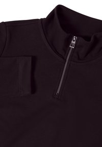 Pull noir avec col haut, doté d'une demi-fermeture éclair et d'une petite poche devant. Fabriqué en tissu doux et texturé.