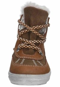 Botas de ante marrón con cordones y un cuello de piel sintética, acentos de costura blanca y una suela texturizada. Presenta cordones a cuadros en marrón y blanco.