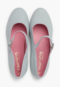 Bailarinas de lona azul claro con punta redondeada, correa ajustable y interior rosa. Logotipo dorado impreso en la planta. Talla 36.