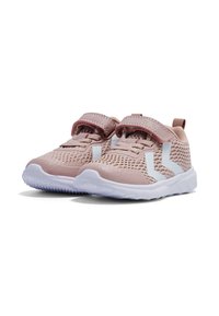 Zapatillas deportivas de malla rosa con acentos blancos, correa de gancho y bucle, suela de goma texturizada y tab de agarre trasero. Incluyen ventilación y un diseño robusto.
