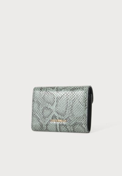 Petit portefeuille gris avec motif serpent texturé et logo doré "Coccinelle" à l'avant, présenté fermé sur un fond uni.