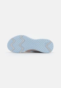 Semelle de chaussure de course bleu clair avec motif en zigzag texturé, bords renforcés et marque discrète. Matériau lisse et durable.