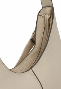 Borsa a spalla in pelle beige con finitura strutturata, forma curvata e un compartimento con zip nella parte superiore con dettagli in marrone.
