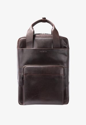 Bolso para portátil de cuero marrón con dos asas superiores, cierre de cremallera, bolsillo delantero con cremallera y logo en relieve. Textura suave y diseño estructurado.