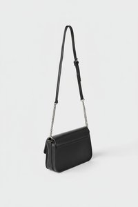 Borsa in pelle nera con una forma rettangolare elegante, dotata di una tracolla a catena e una consistenza liscia. Il design include una chiusura a patta semplice.