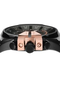 Montre chronographe noire avec un boîtier rond, des accents en or rose, un cadran noir avec des marqueurs blancs et des boutons de réglage latéraux pour les fonctions.