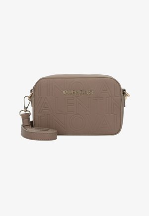 Sac bandoulière rectangulaire taupe avec texte Valentino embossé et ferrures dorées, équipé d'une bandoulière ajustable et d'une fermeture éclair.