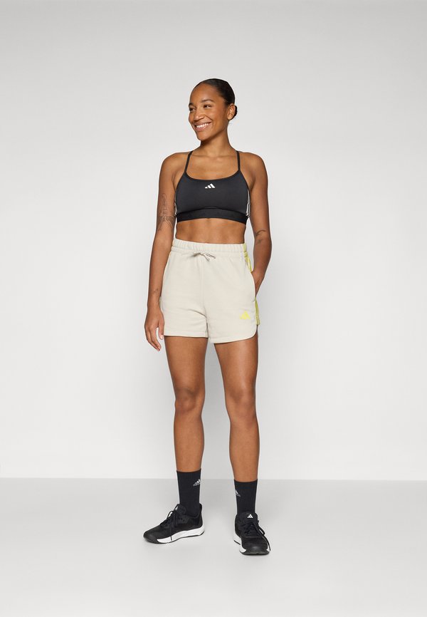 ESSENTIALS 3 STRIPES PRINT CARGO - Sports shorts - alumina4