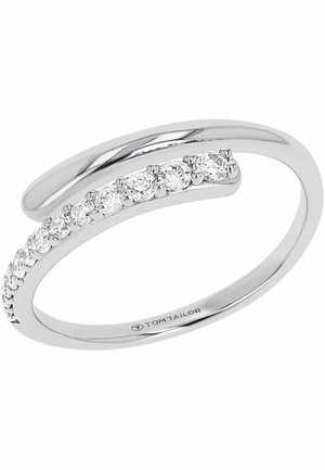 Anneau ouvert torsadé en argent avec une rangée de petites pierres rondes et claires le long d'une bande, gravé "Tom Tailor" à l'intérieur de la bande.