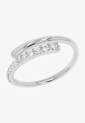 Anillo abierto plateado retorcido con una fila de pequeñas piedras redondas y claras a lo largo de una banda, grabado con "Tom Tailor" en el interior de la banda.