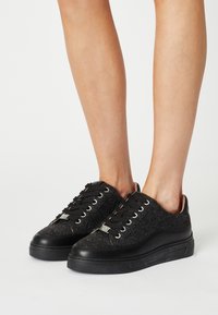 Unisa Sneakers - black