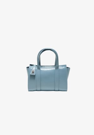Petit sac à main en cuir bleu clair avec deux poignées et un détail de serrure de couleur argentée sur un côté.