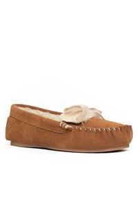 Mocasines de ante marrón con un suave forro crema y un lazo decorativo. Incluyen detalles cosidos a mano y una suela plana de goma.