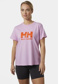 Světle růžové bavlněné tričko s výrazným oranžovým logem "HH" a nápisem "HELLEY HANSEN". Volný střih s krátkými rukávy a kulatým výstřihem.