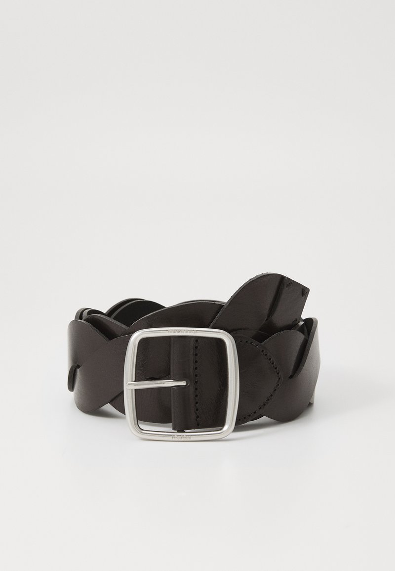 Cinturón de cuero negro con un diseño trenzado, presenta una hebilla rectangular plateada y costuras visibles a lo largo de los bordes.