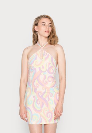 Vestido mini de um só ombro com detalhe de buraco, apresentando um padrão em espiral pastel em rosa, azul e amarelo sobre um tecido texturizado.