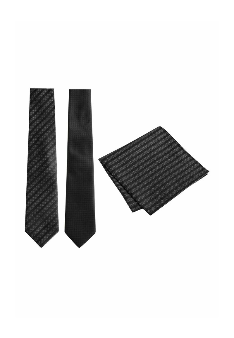 Ensemble de cravate et pochette en soie noire arborant des rayures diagonales et une finition texturée. Les deux articles mettent en avant un design élégant.