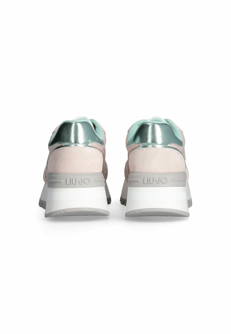 Zapatillas rosas y plateadas con un brillante acento verde menta en el talón. Presenta una parte superior texturizada y una suela gruesa y blanca con detalles en gris.