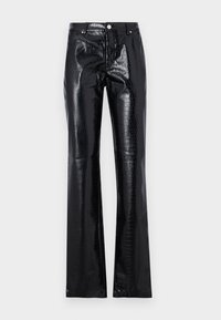 Svarta byxor i konstläder med glansig finish, med krokodiltextur, utsvängd ben-design och standard bältesömmar.