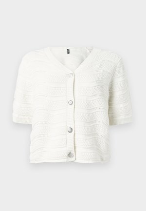 Biały krótki sweter kardigan z krótkim rękawem, dekoltem w serek, fakturowanym falistym wzorem, prążkowanymi krawędziami oraz czterema ozdobnymi srebrnymi guzikami w kształcie kwiatów.