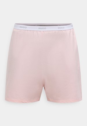 Pantaloncini di cotone rosa con elastico bianco in vita con la scritta "HUGO" in grigio. Design semplice, texture liscia, taglio di media lunghezza.