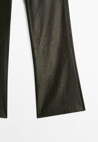 Breda byxor i mjukt, mörkt tyg med en subtil lyster. Har rena linjer och en klassisk passform, lämplig för olika tillfällen.