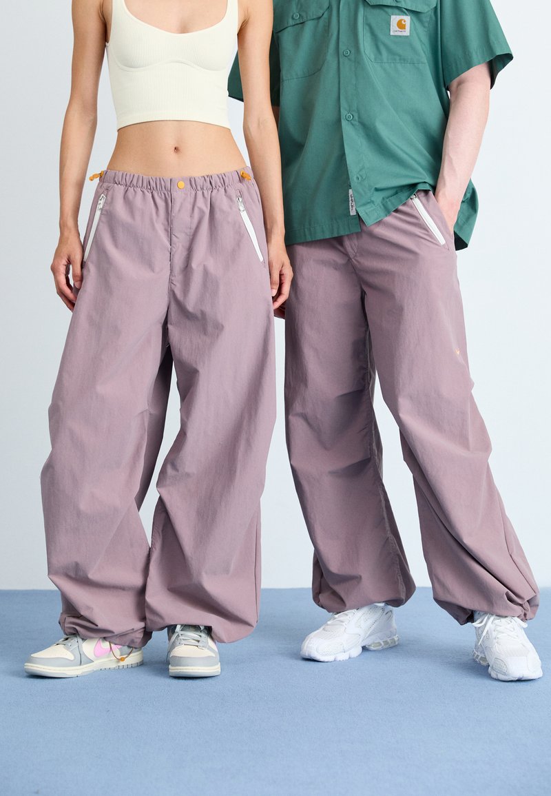 Nike Sportswear - PARACHUTE PANT UNISEX - Tracksuit bottoms - taupe grey/sundial, Enlarge