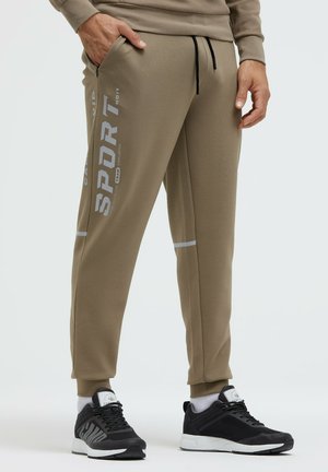 Camp David, CAMP DAVID JOGGPANTS AUS INTERLOCK-PIKEE MIT ARTWORKS - Jogginghose - shadow beige