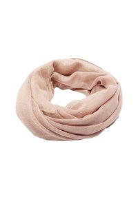 Jasnoróżowy, miękki szal w nieskończoność z delikatnym metalicznym połyskiem, luźno zwinięty na białym tle.