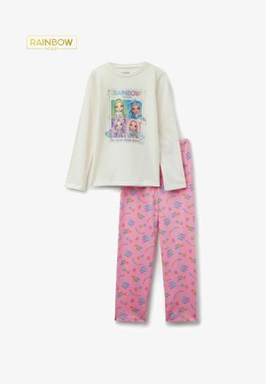 Crème lange mouwen pyjama top met een kleurrafiek van drie poppen. Roze broek heeft een herhaald meerkleurig patroon met tekst en iconen.