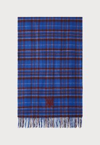 Blå rutete skjerf laget av myk stoff, med mørkerøde og hvite linjer, brodert logodetalj og frynsete kanter.