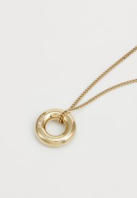 Gull gullpendel halskjede med en blank finish, med en liten diamant aksent og en tvunnet kjede. Merkenavn gravert på pendelen.