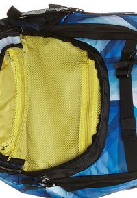 Sac à dos avec un motif géométrique bleu. Comprend une poche en maille doublée de jaune, des compartiments zippés et des bretelles noires. Tissu texturé.