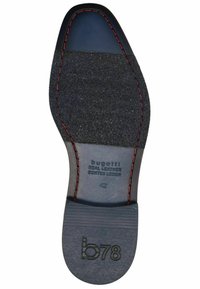 Schwarze Ledersohle mit strukturiertem Oberflächen, roten Nähten und geprägt Logo "bugatti" sowie der Größe "42". Glattes Design der Zehenkappe.