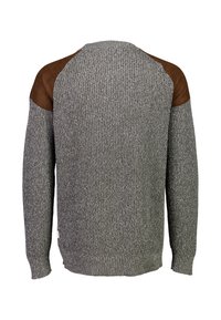 Suéter de punto gris con tela texturizada, acentos de ante marrón en los hombros, puños y dobladillo acanalados, y diseño de cuello redondo.