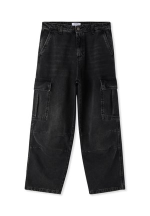 Pantaloni cargo neri in tessuto denim, con due tasche laterali, vestibilità ampia e dettagli strappati. Vita media con zip.