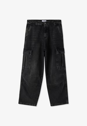 Pantaloni cargo neri in tessuto denim, con due tasche laterali, vestibilità ampia e dettagli strappati. Vita media con zip.