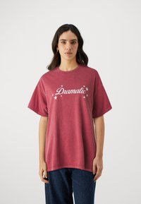 BDG Urban Outfitters DRAMATIC TEE UNISEX - Μπλουζάκι με στάμπα - washed red
