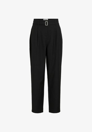 Crne hlače s visokim strukom, nabranim detaljima i remenom s pravokutnom kopčom. Izrađene od glatkog materijala s krojem koji se prilagođava tijelu.