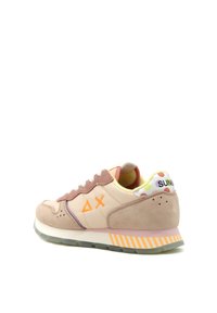 Sneaker color tan e rosa con texture in suede e mesh, caratterizzata da accenti arancioni, un tallone decorato e una suola a righe.