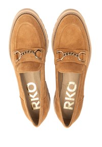Zamszowe mokasyny w kolorze tan z gładką fakturą. Posiadają akcent w postaci złotej łańcuszka na pasku. Oznaczone napisem "RKO" w kolorze złotym na wkładce.